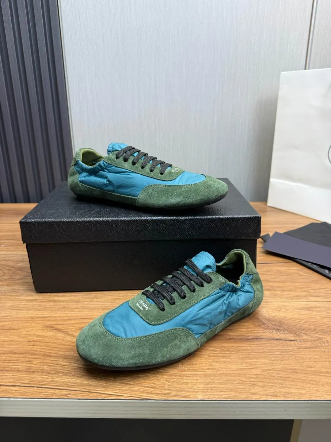 Men's shoes 💰600💰 PRADA 2025 Early Spring Collapse New Couple Style Sports Shoes Moral Training Shoes The name Collapse comes from the fact that it can be easily put on and taken off with bare hands. The light and comfortable features make it more relaxed and casual. The side elastic design can be worn twice! Super comfortable catwalk sneakers, as light and thin as ballet slippers, as comfortable as sneakers, comfortable and super light on the feet. Fabric: nubuck leather spliced ​​with nylon cloth. Silk cowhide foot pads. Size: Women's code 35/40 Men's code 39/45